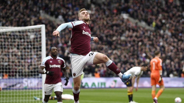 Soccer Football - Premier League - West Ham United v Everton - London Stadium, London, Britain - April 3, 2022 West Ham Uniteds Jarrod Bowen celebrates scoring their second goal REUTERS/Tony Obrien EDITORIAL USE ONLY. No use with unauthorized audio, video, data, fixture lists, club/league logos or live services. Online in-match use limited to 75 images, no video emulation. No use in betting, games or single club /league/player publications.  Please contact your account representative for further details.