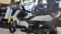 Lihat Lebih Dekat Skuter Listrik Yamaha E01 di IIMS 2022