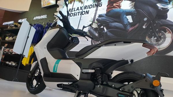 Lihat Lebih Dekat Skuter Listrik Yamaha E01 di IIMS 2022
