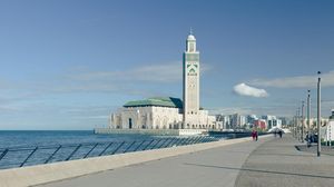 Megahnya Masjid Hasan II yang Berdiri di Atas Samudera Atlantik