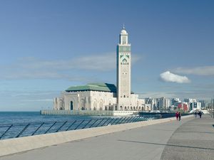 Megahnya Masjid Hasan II yang Berdiri di Atas Samudera Atlantik