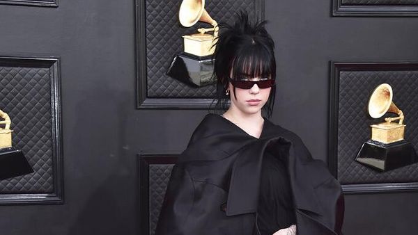 Serius Misterius! Billie Eilish Serba Hitam di Grammy 2022