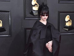 Gaya Misterius Billie Eilish Hadiri Grammy 2022, Pakai Outfit Serba Hitam