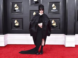 Billie Eilish Serba Hitam, Ini Gaya Unik di Red Carpet Grammy 2022