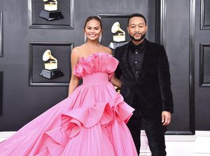 Chrissy Teigen Gandeng Pria Terseksi Sejagat ke Grammy 2022