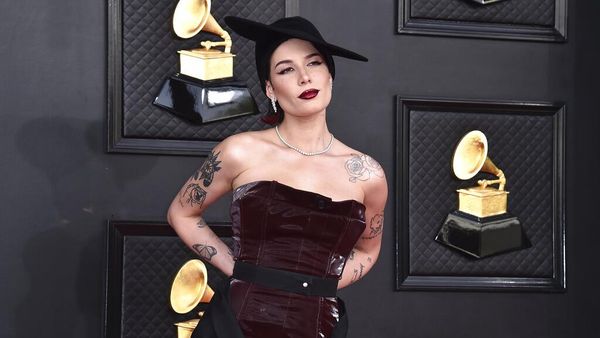 Halsey Ekspos Tubuh Bertato