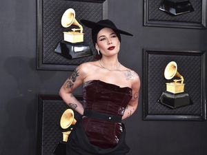 Halsey Ekspos Tubuh Bertato