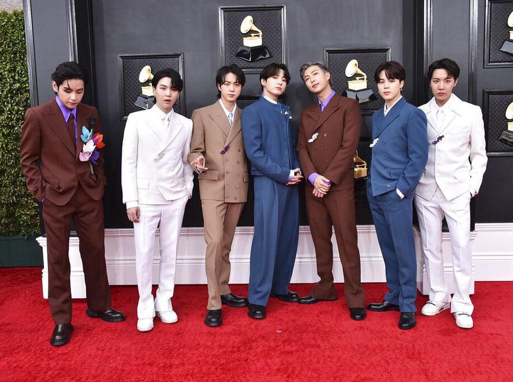 BTS Berbalut Setelan Jas Louis Vuitton di Red Carpet Grammy