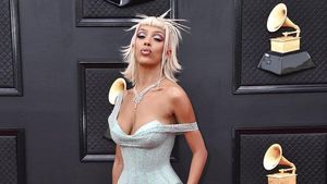 Doja Cat Gemerlap di Karpet Merah Grammy 2022