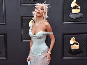 Doja Cat Gemerlap di Karpet Merah Grammy 2022 Doja Cat Gemerlap di Karpet Merah Grammy 2022