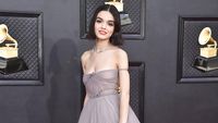 Potret Anggun Rachel Zegler Sang Princess Disney di Grammy 2022