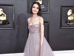 Potret Anggun Rachel Zegler Sang Princess Disney di Grammy 2022