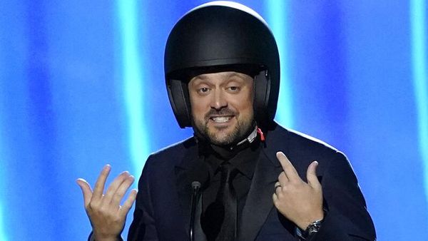 Nate Bargatze Pakai Helm di Grammy 2022, Sindir Will Smith Tampar Chris Rock