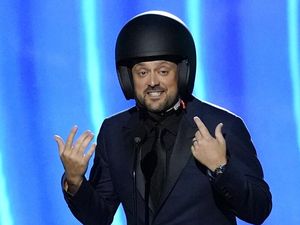 Nate Bargatze Pakai Helm di Grammy 2022, Sindir Will Smith Tampar Chris Rock