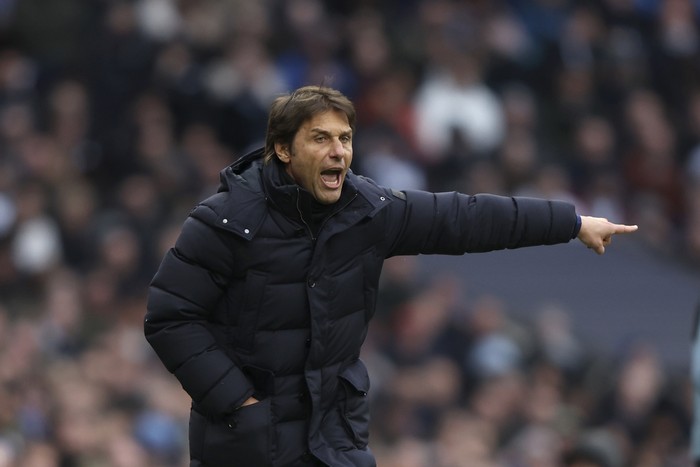 Tottenhams head coach Antonio Conte instructs his players during the Premier League soccer match between Tottenham Hotspur and Newcastle at Tottenham Hotspur stadium, in London, England, Sunday, April 3, 2022. (AP Photo/Ian Walton)