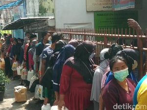 Warga Kota Pasuruan Rela Antre Demi Migor Curah HET: Di Pasar Rp 25 Ribu