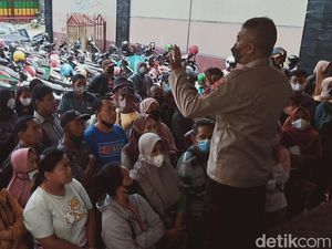 Antrean Warga Klaten Berebut Minyak Goreng Curah