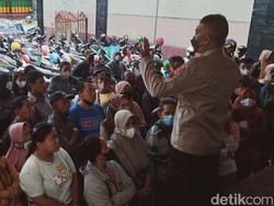 Antrean Warga Klaten Berebut Minyak Goreng Curah