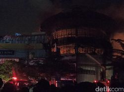 Sempat Padam, Api Kembali Muncul di Suzuya Mall Banda Aceh Sempat Padam, Api Kembali Muncul di Suzuya Mall Banda Aceh
