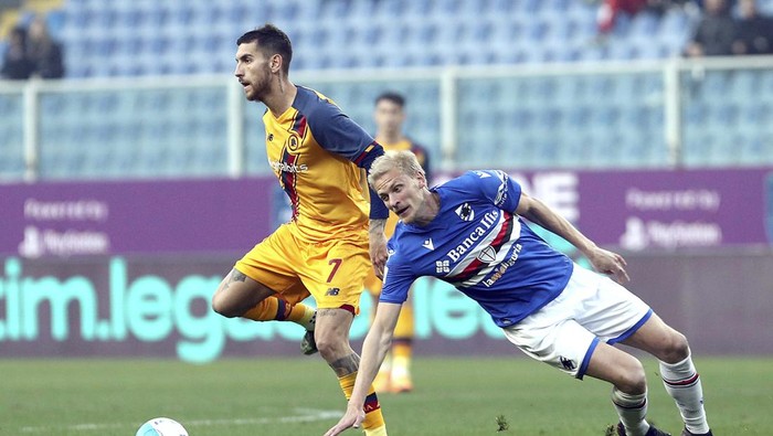 Sampdorias Morten Thorsby challenges Romas Lorenzo Pellegrini, left, during the Serie A soccer match between Sampdoria and Roma, at the Luigi Ferraris stadium in Genoa, Italy, Sunday, April 3, 2022. (Tano Pecoraro/LaPresse via AP)