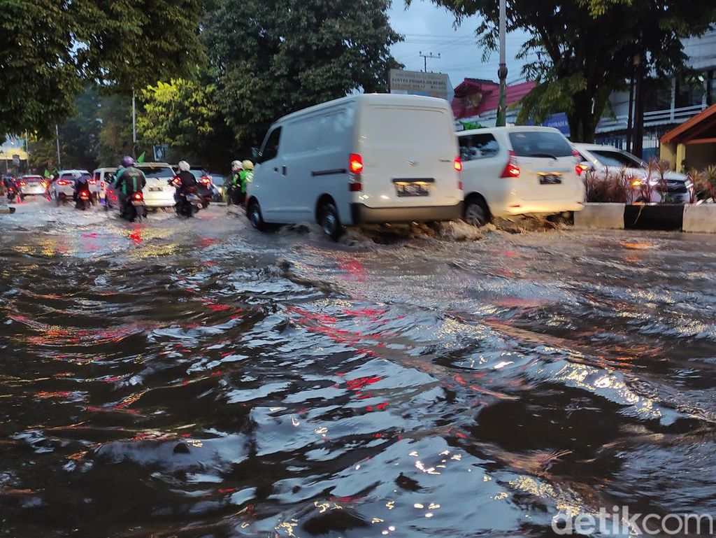 Hujan Deras Selama 2 Jam, Kota Malang Banjir dan Lalin Macet