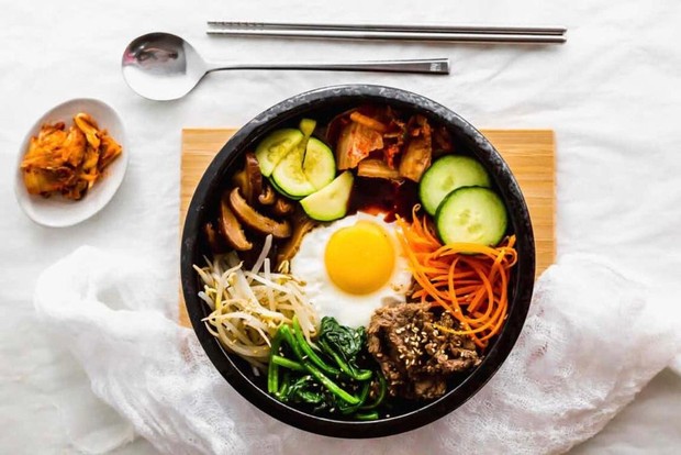 Bibimbap makanan khas Korea yaitu nasi campur