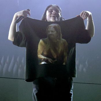 LAS VEGAS, NEVADA - APRIL 03: Billie Eilish performs onstage during the 64th Annual GRAMMY Awards at MGM Grand Garden Arena on April 03, 2022 in Las Vegas, Nevada.   Emma McIntyre/Getty Images for The Recording Academy/AFP (Photo by Emma McIntyre / GETTY IMAGES NORTH AMERICA / Getty Images via AFP)