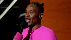 Jadi Sensasi, Billy Porter Pakai Baju Pink & Lipstik Ungu di Grammy Awards