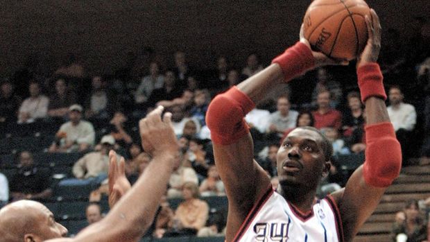 BKN-TIMBERWOLVES-ROCKETS-HAKEEM-03 Houston Rocket Hakeem Olajuwon (R) shoots over Minnesota Timberwolves' Reggie Slater (L) in what could be Olajuhon's final game as a Rocket 17 April 2001 at the Compaq Center in Houston, Texas. Olajuwon, who missed the last three Rockets games due to an ankle sprain, has said he will test the free agent market. AFP PHOTO/James NIELSEN (Photo by JAMES NIELSEN / AFP)