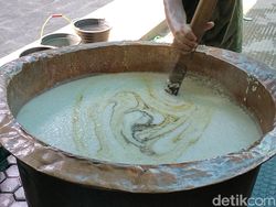 Legendaris! Bubur Muhdor Sejak 1937 Dibagikan Gratis di Masjid Tuban