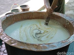 Legendaris! Bubur Muhdor Sejak 1937 Dibagikan Gratis di Masjid Tuban Legendaris! Bubur Muhdor Sejak 1937 Dibagikan Gratis di Masjid Tuban