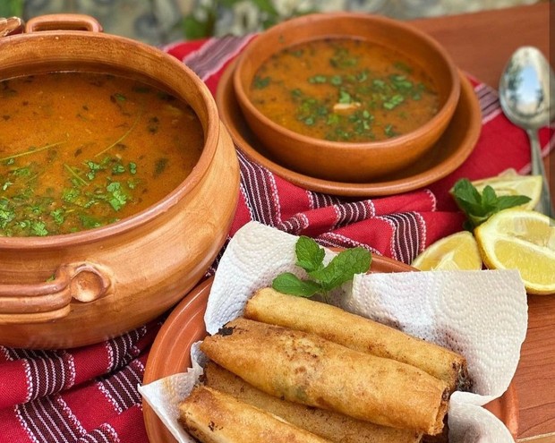 Chobra dan Bourek Chobrak dan Bourek makanan khas Aljazair yang disantap bersamaan