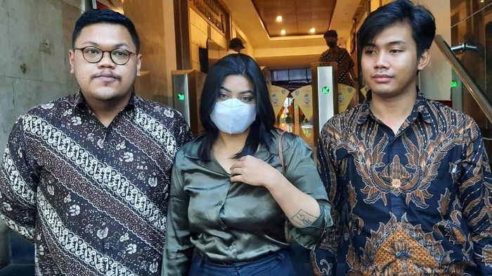 Dea OnlyFans (tengah) tersangka kasus porno diperiksa polisi