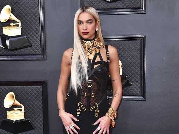 9 Artis di Daftar Berbusana Terbaik Grammy Awards 2022