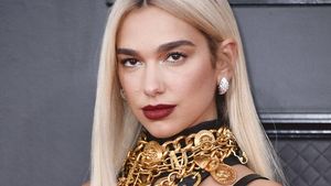 7 Pesona Dua Lipa Dalam Balutan Busana Vintage Versace di Grammy 2022
