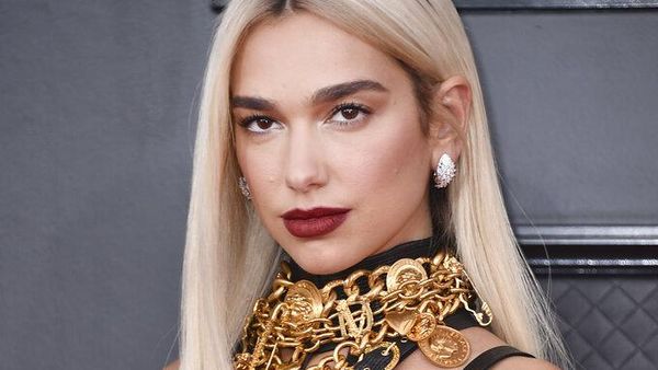 7 Pesona Dua Lipa Dalam Balutan Busana Vintage Versace di Grammy 2022