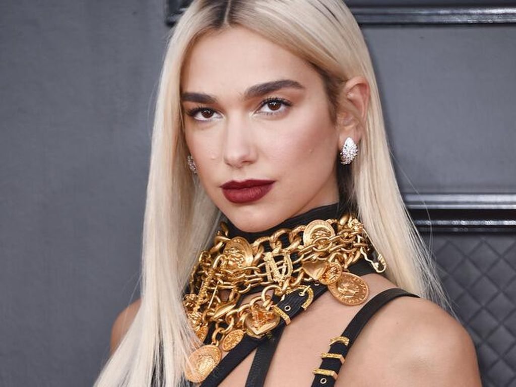 Dua Lipa Setop Merokok Demi Jaga Kualitas Vokal untuk Persiapan Konser Dua Lipa Setop Merokok Demi Jaga Kualitas Vokal untuk Persiapan Konser