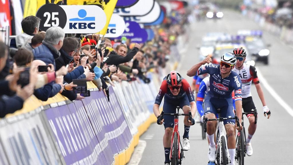 Duel Maut Van der Poel vs Pogacar di Tour of Flanders 2022