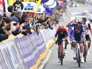 Duel Maut Van der Poel vs Pogacar di Tour of Flanders 2022 Duel Maut Van der Poel vs Pogacar di Tour of Flanders 2022