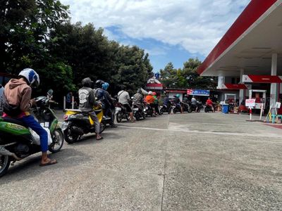 Efek Pertamax Naik, Warga Antre Beli Pertalite di SPBU Pinang Ranti