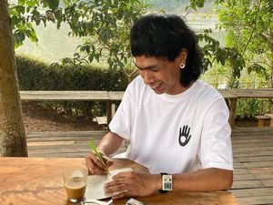 Ari Lesmana, Musisi yang Hobi Bikin Lagu Sambil Minum Kopi Ari Lesmana, Musisi yang Hobi Bikin Lagu Sambil Minum Kopi