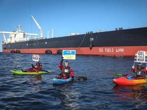Deretan Aksi Kontroversial Greenpeace, Terbaru Hadang Kapal Logo Pertamina Deretan Aksi Kontroversial Greenpeace, Terbaru Hadang Kapal Logo Pertamina
