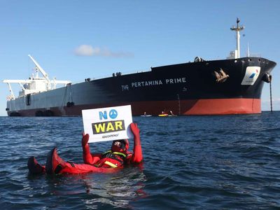 Greenpeace Cegat Kapal Pertamina yang Angkut Minyak Rusia