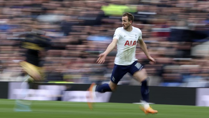 Tottenhams Harry Kane runs during the Premier League soccer match between Tottenham Hotspur and Newcastle at Tottenham Hotspur stadium, in London, England, Sunday, April 3, 2022. (AP Photo/Ian Walton)