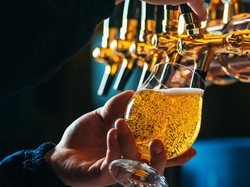 Hukum Minum Alkohol atau Khamr dalam Al-Quran dan Hadits