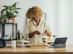 Tips Menginap di Hotel dari Pramugari: Bawa Oven dan Blender Portabel, deh