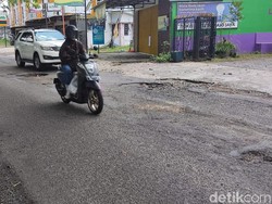 Hati-hati Saat Melintas! Jalan Gito Gati Sleman Rusak Berlubang