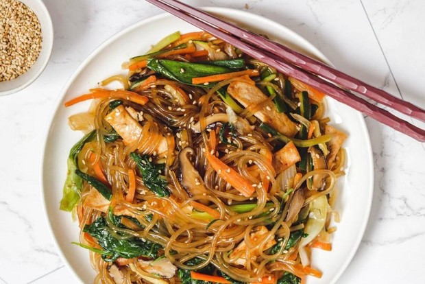 Japchae merupakan makanan khas Korea sejenis bihun
