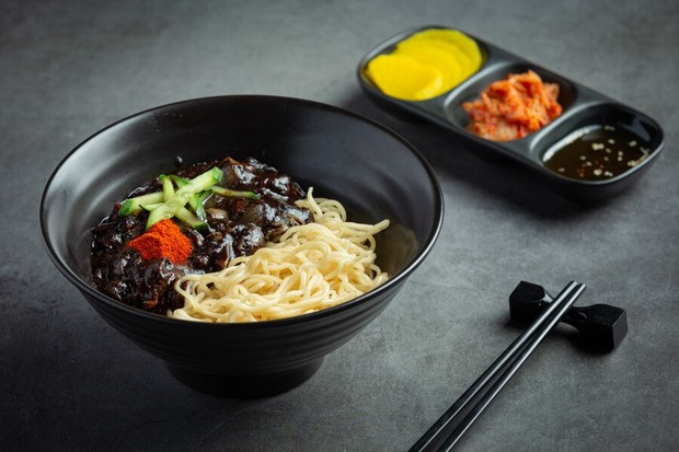 Jjajangmyeon merupakan mie dengan saus pasta kacang kedelai hitam