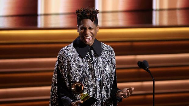 LAS VEGAS, NEVADA - APRIL 03: Jon Batiste accepts the Album of the Year award for We Are onstage during the 64th Annual GRAMMY Awards at MGM Grand Garden Arena on April 03, 2022 in Las Vegas, Nevada.   Matt Winkelmeyer/Getty Images/AFP (Photo by Matt Winkelmeyer / GETTY IMAGES NORTH AMERICA / Getty Images via AFP)